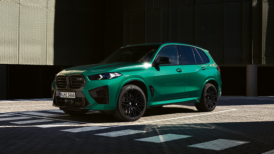 BMW X5 M F95 set bagfra let drejet parkeret BMW M-modeller BMW X5 M F95 set bagfra let drejet parkeret