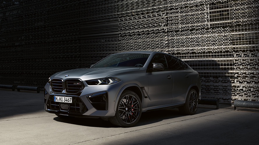 BMW X6 M F96 set fra siden let drejet parkeret BMW M-modeller BMW X6 M F96 set fra siden let drejet parkeret