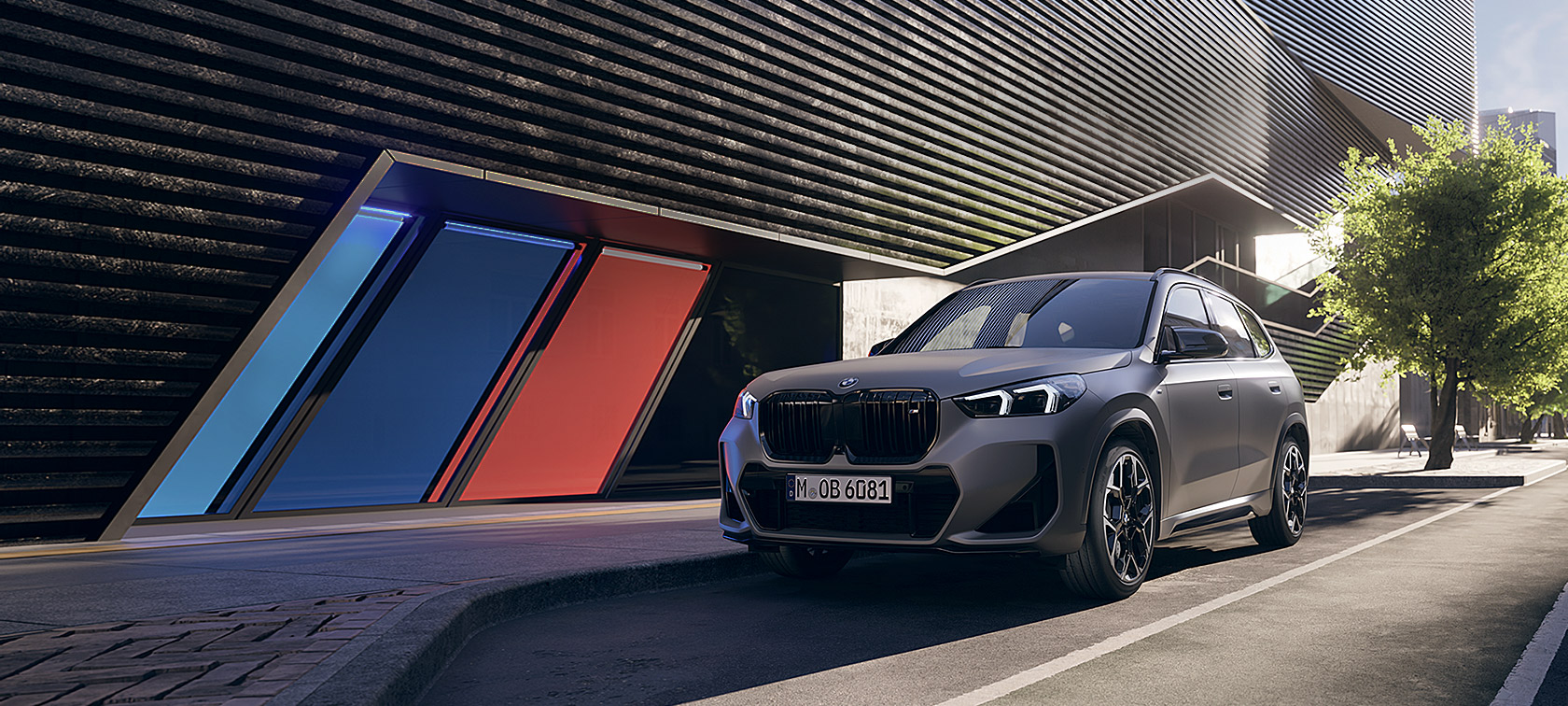 BMW X1 M35i xDrive G05 MP set fra siden let drejet og parkeret