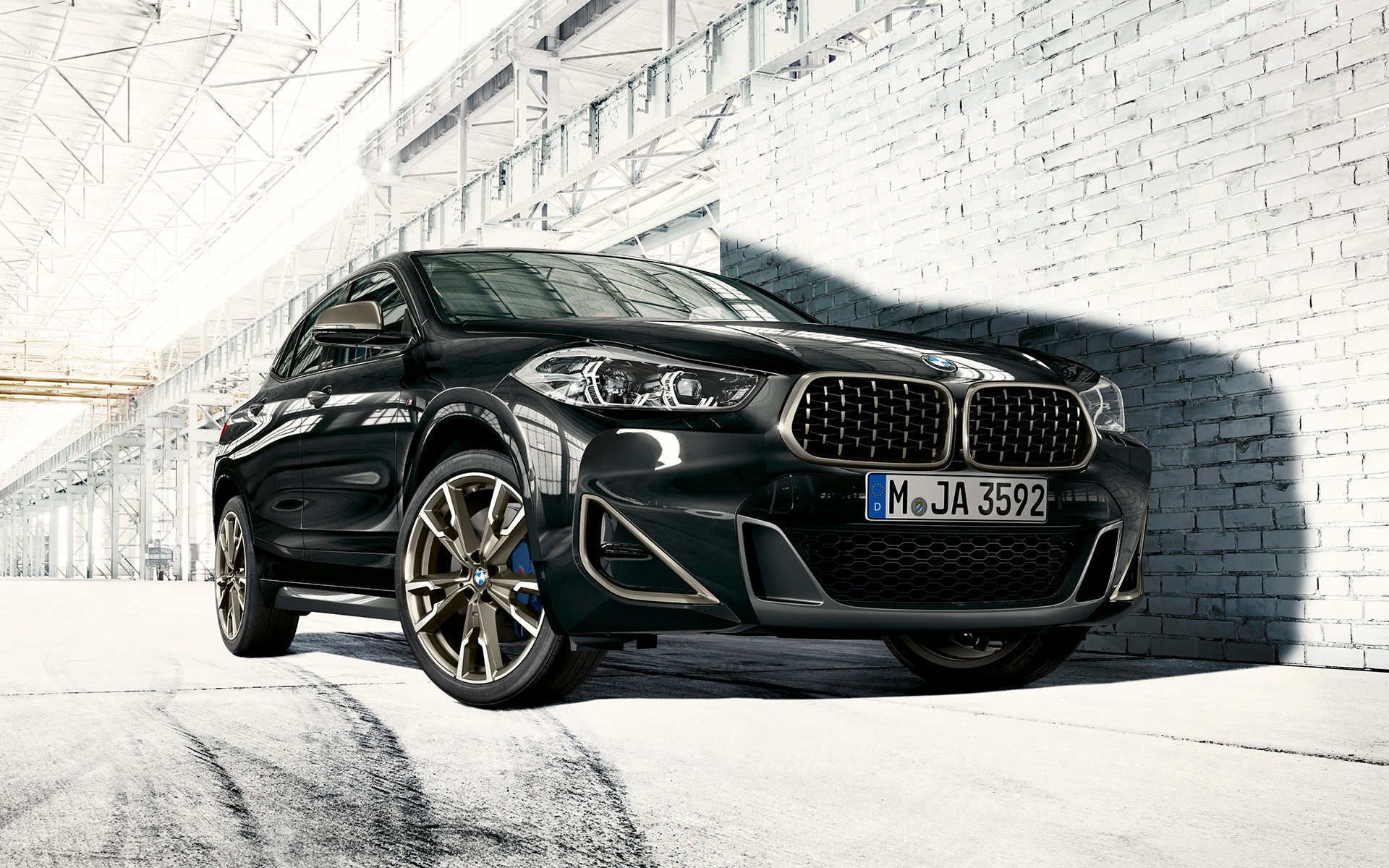 BMW dobbeltnyre BMW X2 M35i (F39) Sapphire Black metallic set forfra let drejet stående