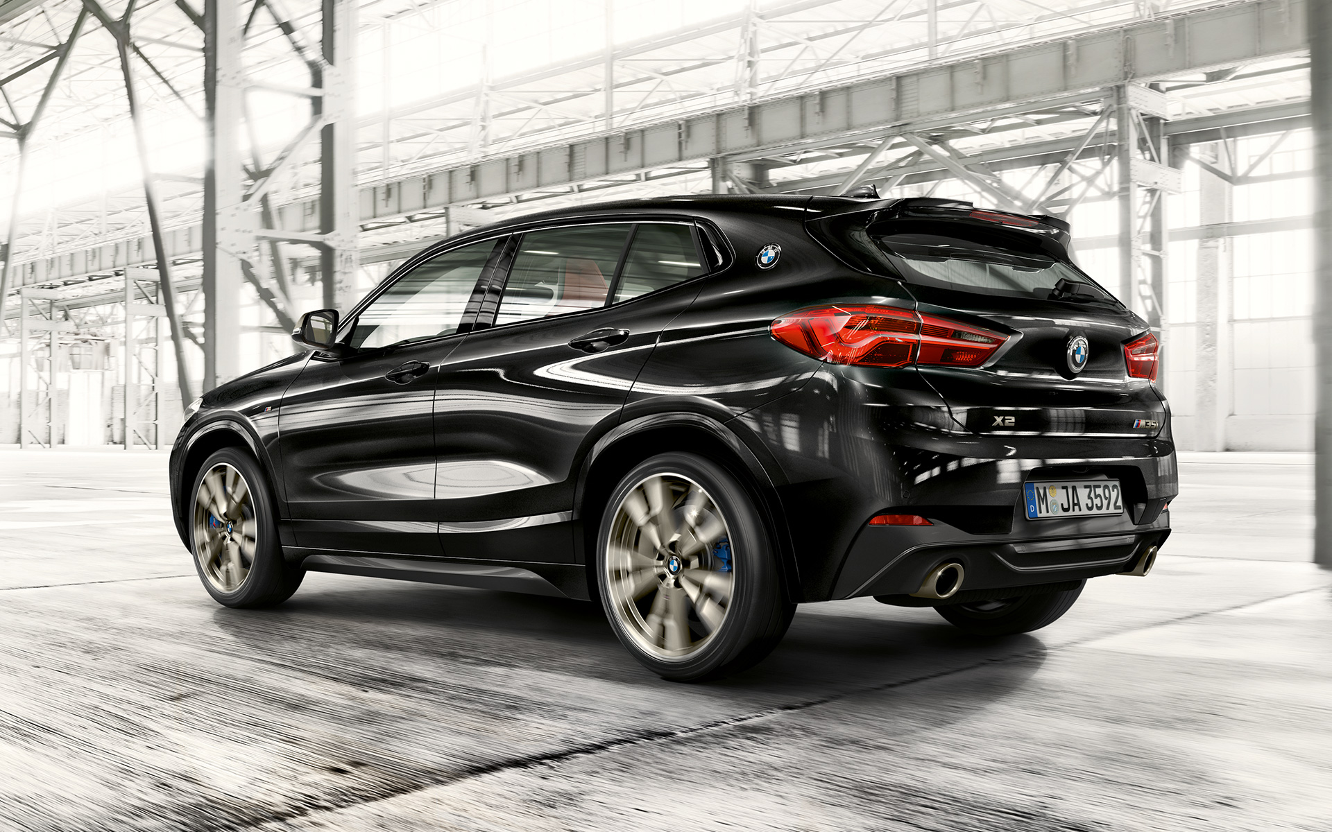 M hækspoiler BMW X2 M35i (F39) Sapphire Black metallic set bagfra let drejet kørende