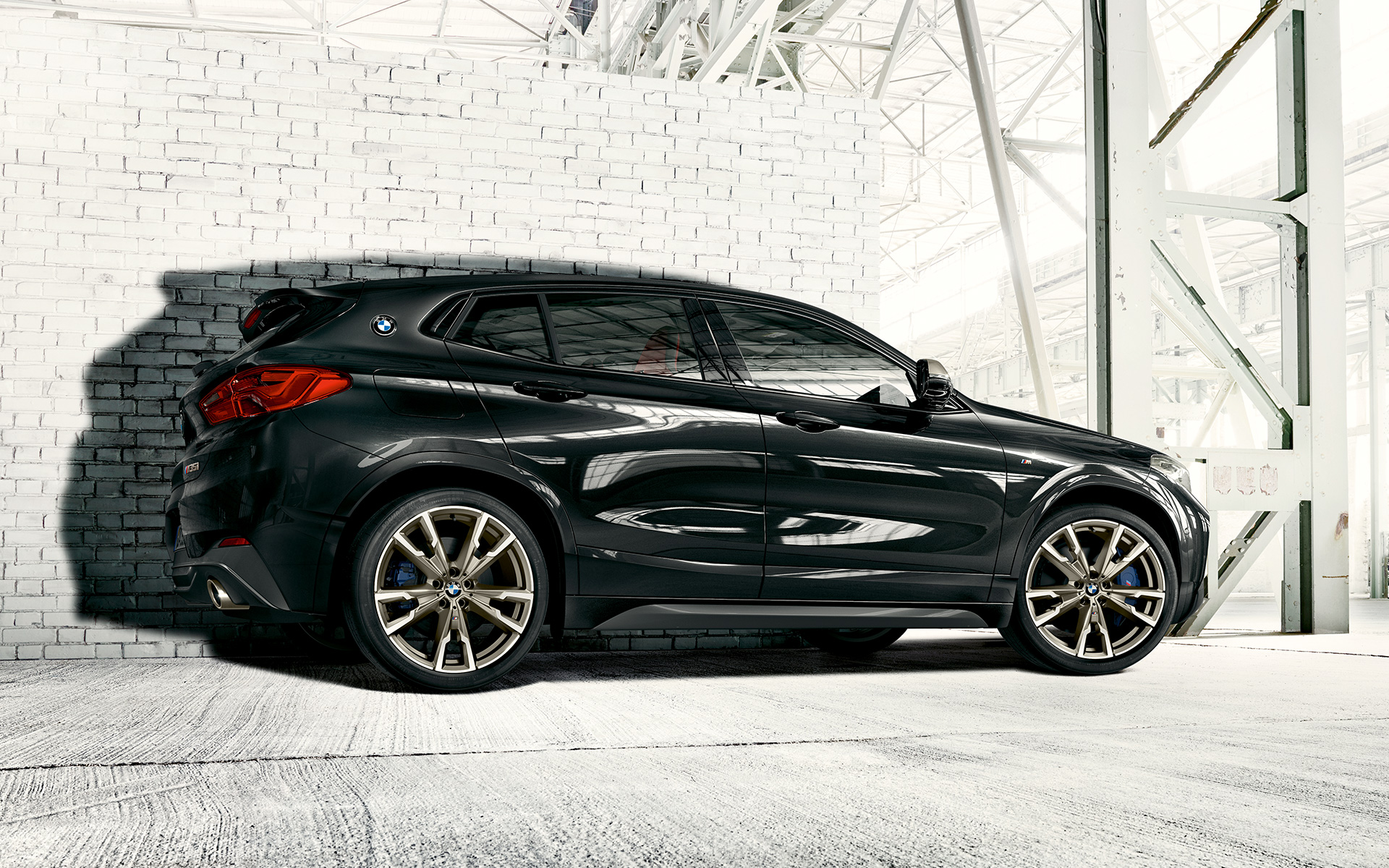 M letmetalhjul BMW X2 M35i (F39) Sapphire Black metallic set fra siden stående