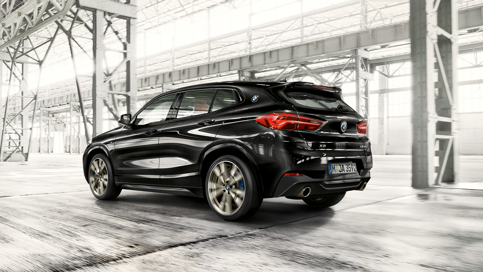 Køredynamik BMW X2 M35i Køredynamik BMW X2 M35i Sapphire Black metallic F39 2018 set bagfra let drejet
