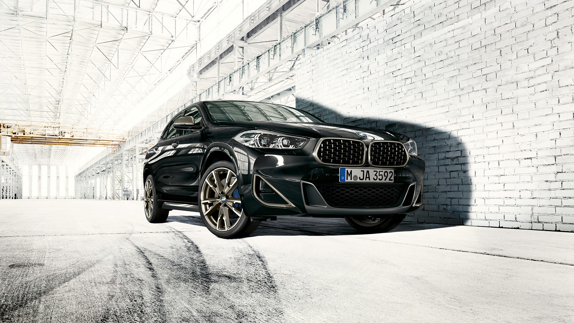 Dobbeltnyre BMW X2 M35i BMW dobbeltnyre BMW X2 M35i Sapphire Black metallic F39 set forfra let drejet