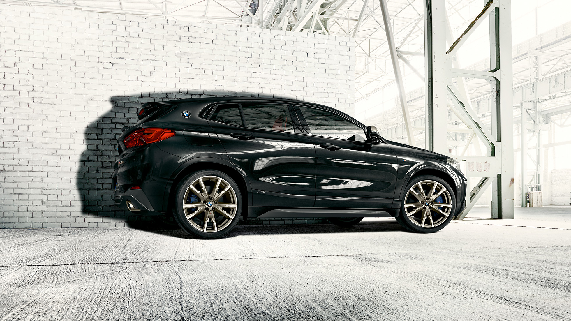 M letmetalfælge BMW X2 M35i M letmetalfælge BMW X2 M35i Sapphire Black metallic F39 set fra siden