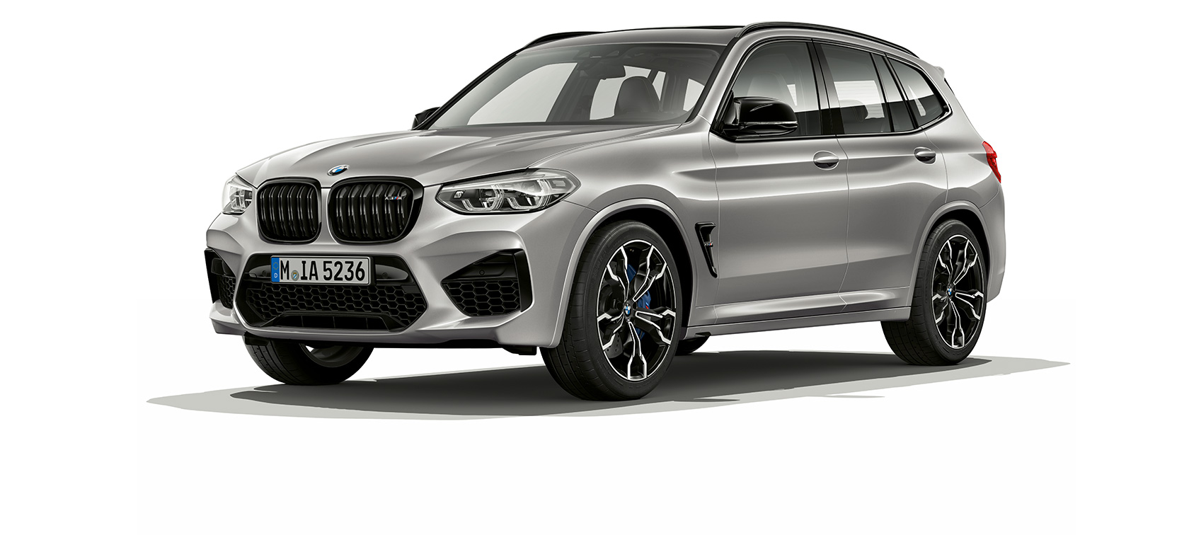 BMW X3 M Competition set forfra let drejet BMW X3 M Competition i Donington grå-metallic, eksteriør, set forfra let drejet.