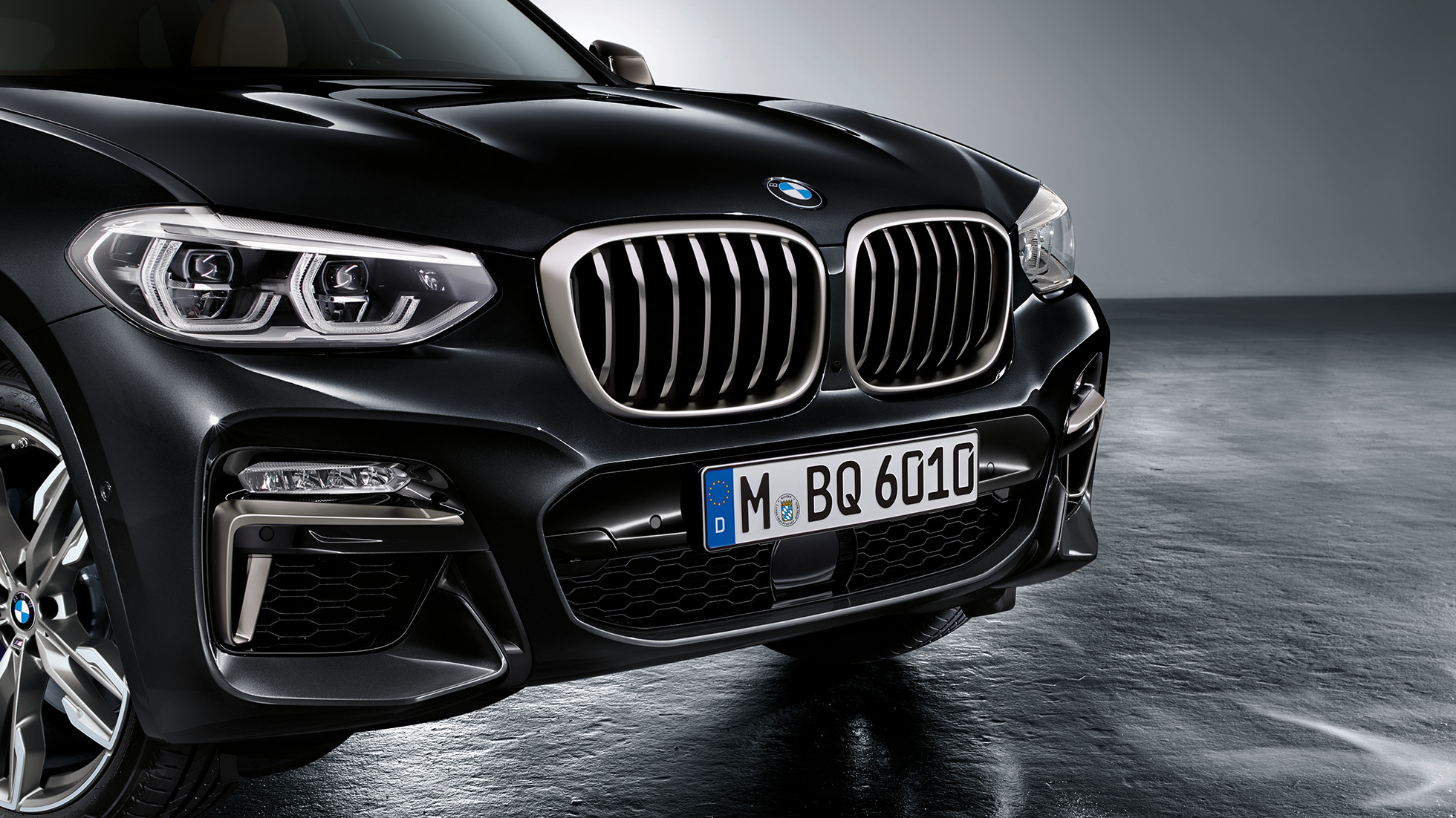 BMW X3 M40i og BMW X3 M40d, front. BMW X3 M40i i og BMW X3 M40d i safirsort metallic, eksteriør, front med designelementer i Cerium Grey.