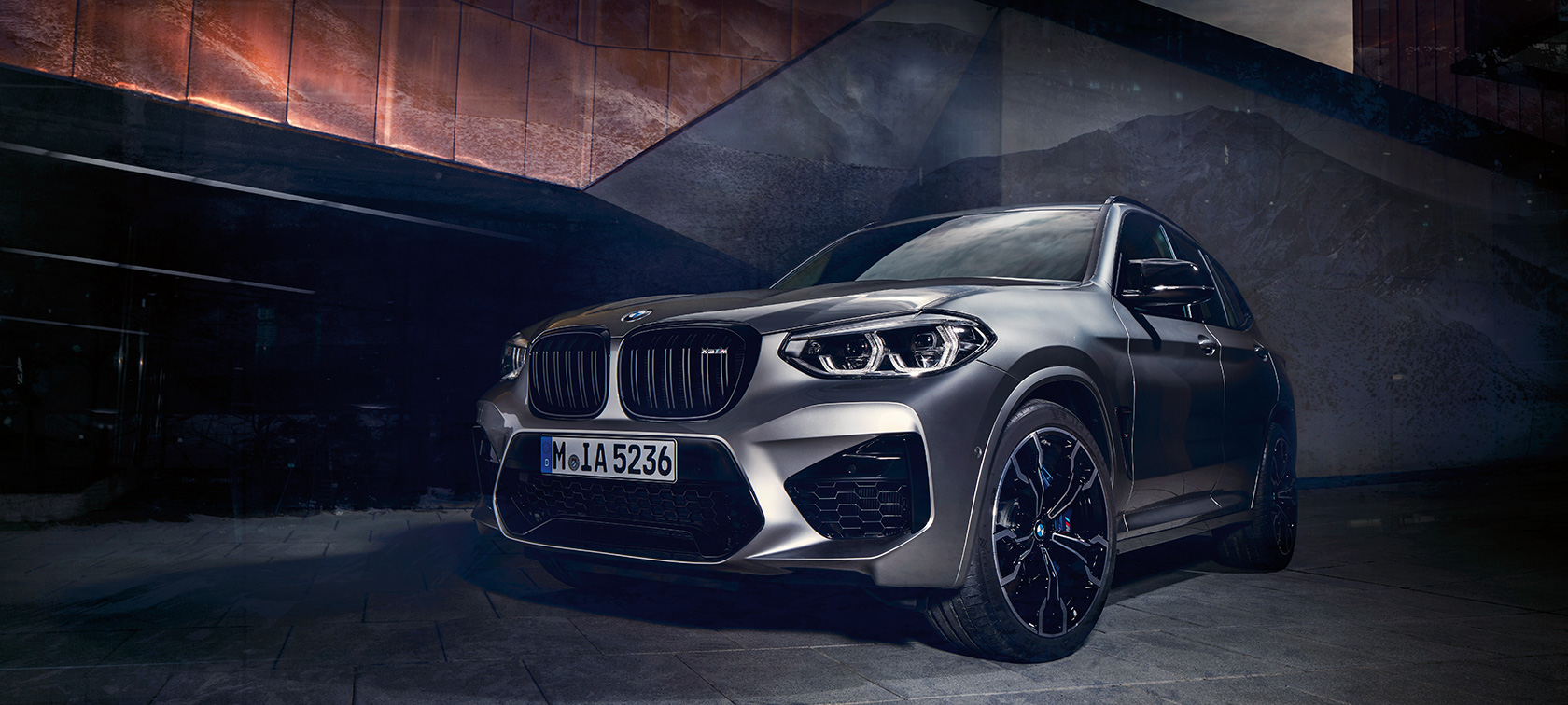 BMW X3 M Competition i Donington grå-metallic, eksteriør, set forfra let drejet.