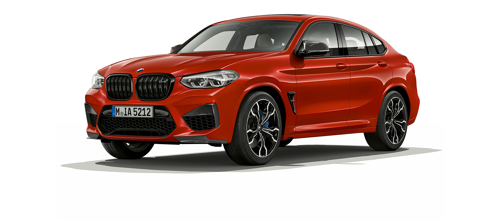 BMW X4 M Competition i Toronto rød-metallic, eksteriør, set forfra let drejet.