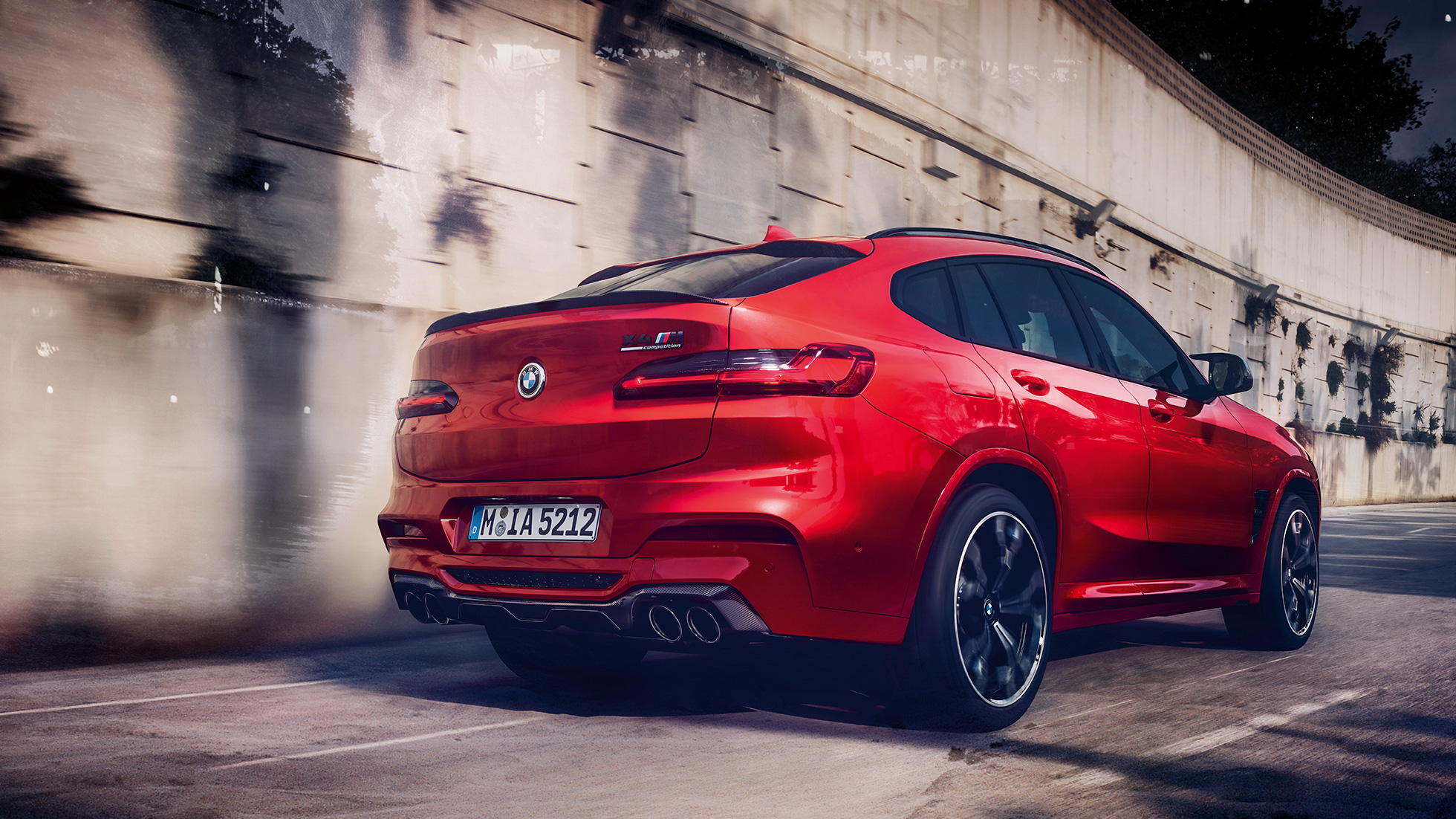 BMW X4 M Competition, sidespejlshuse i kulfiber. BMW X4 M Competition i Toronto rød-metallic, eksteriør, M Carbon eksteriørpakke, sidespejlshuse i kulfiber.