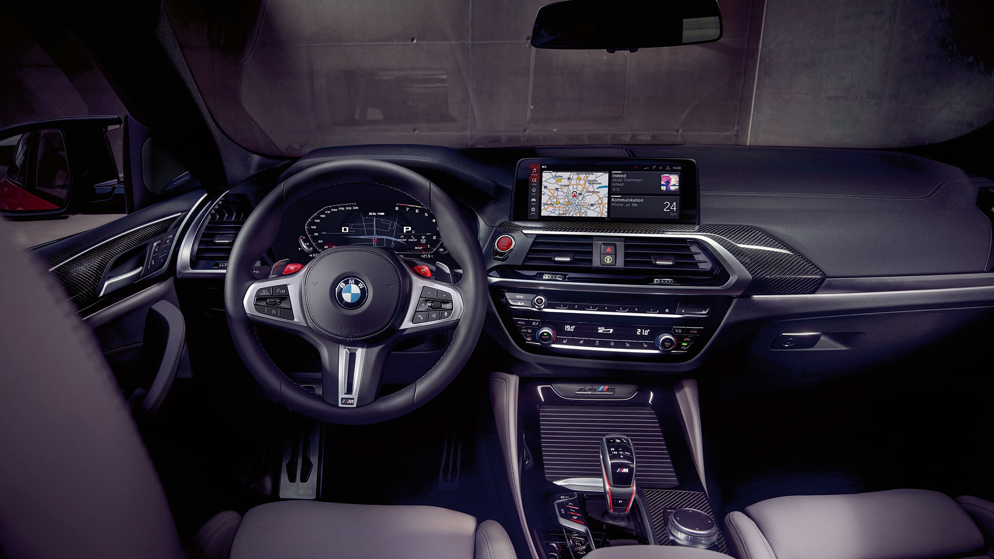 BMW X4 M Competition, eksklusivt cockpit. BMW X4 M Competition, interiør, eksklusivt cockpittet med M sportssæder og M læderrat.