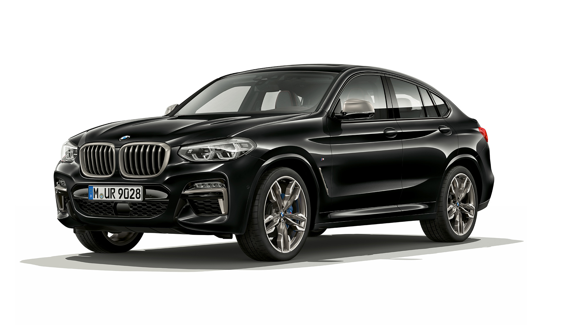 BMW X4 M40i og BMW X4 M40d, set forfra let drejet. BMW X4 M40i i og BMW X4 M40d i safirsort metallic, eksteriør, set forfra fra højre, let drejet.