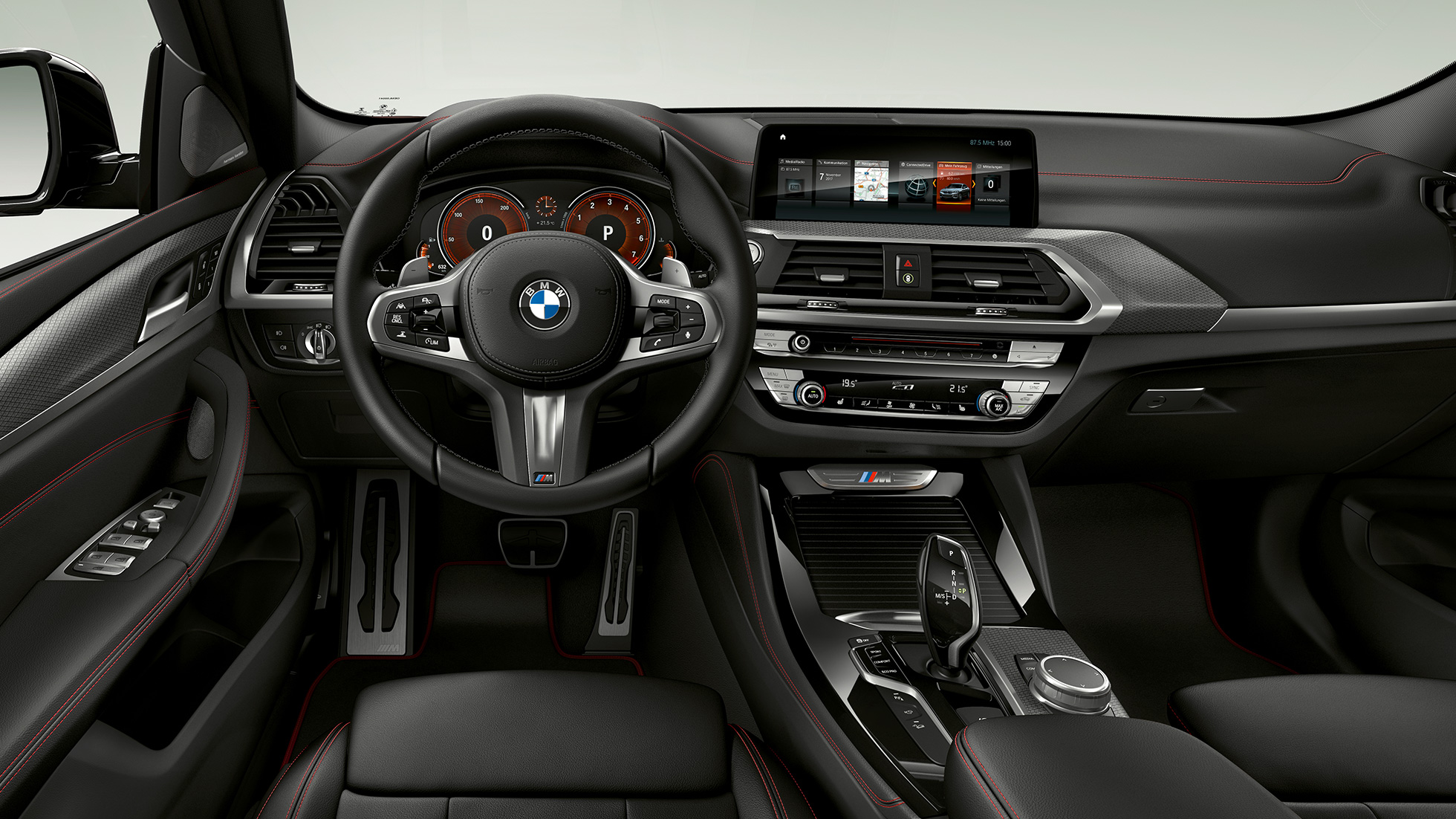 BMW X4 M40i og BMW X4 M40d, cockpit. BMW X4 M40i og BMW X4 M40d, interiør, cockpit med M læderrat og M sportssæder.