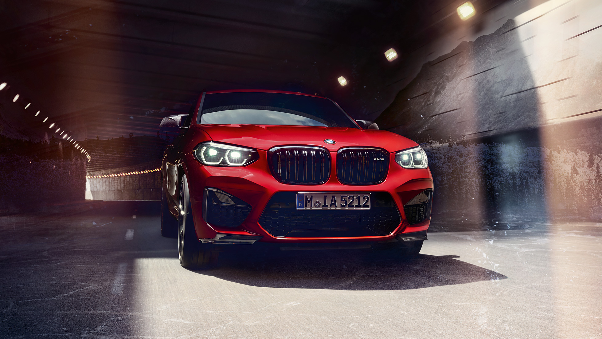 BMW X4 M Competition set forfra let drejet BMW X4 M Competition i Toronto rød-metallic, eksteriør, set forfra let drejet.