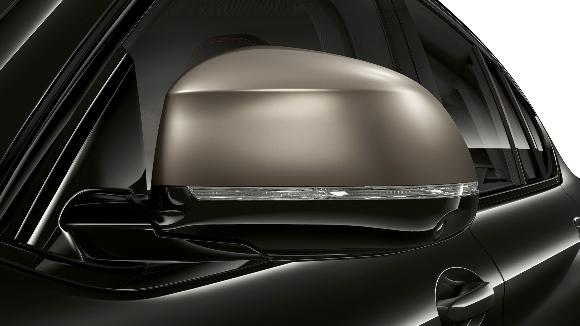BMW X4 M40i og BMW X4 M40d, sidespejlshuse. BMW X4 M40i i og BMW X4 M40d i safirsort metallic, eksteriør, galvaniserede sidespejlhuse i Cerium Grey.