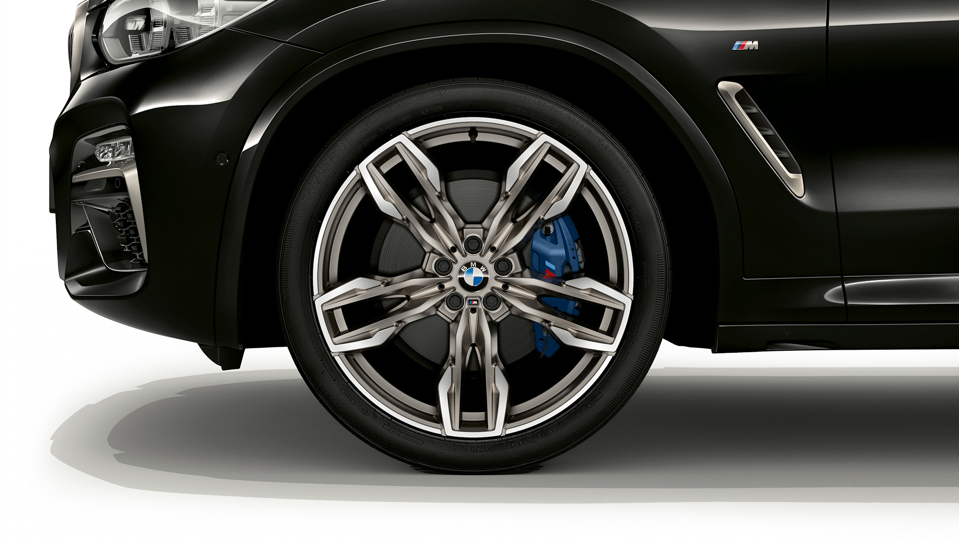 BMW X4 M40i OG BMW X4 M40d, 21" M letmetalfælge. BMW X4 M40i og BMW X4 M40d i safirsort metallic, eksteriør, set fra siden med 21" M letmetalfælge med dobbelteger.