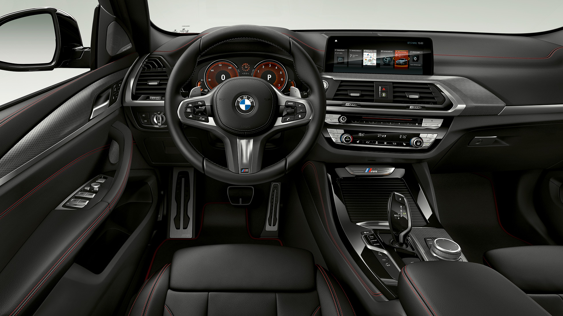 BMW X4 M40i OG BMW X4 M40d, cockpit. BMW X4 M40i OG BMW X4 M40d, interiør, cockpit med sportssæder og M læderrat.