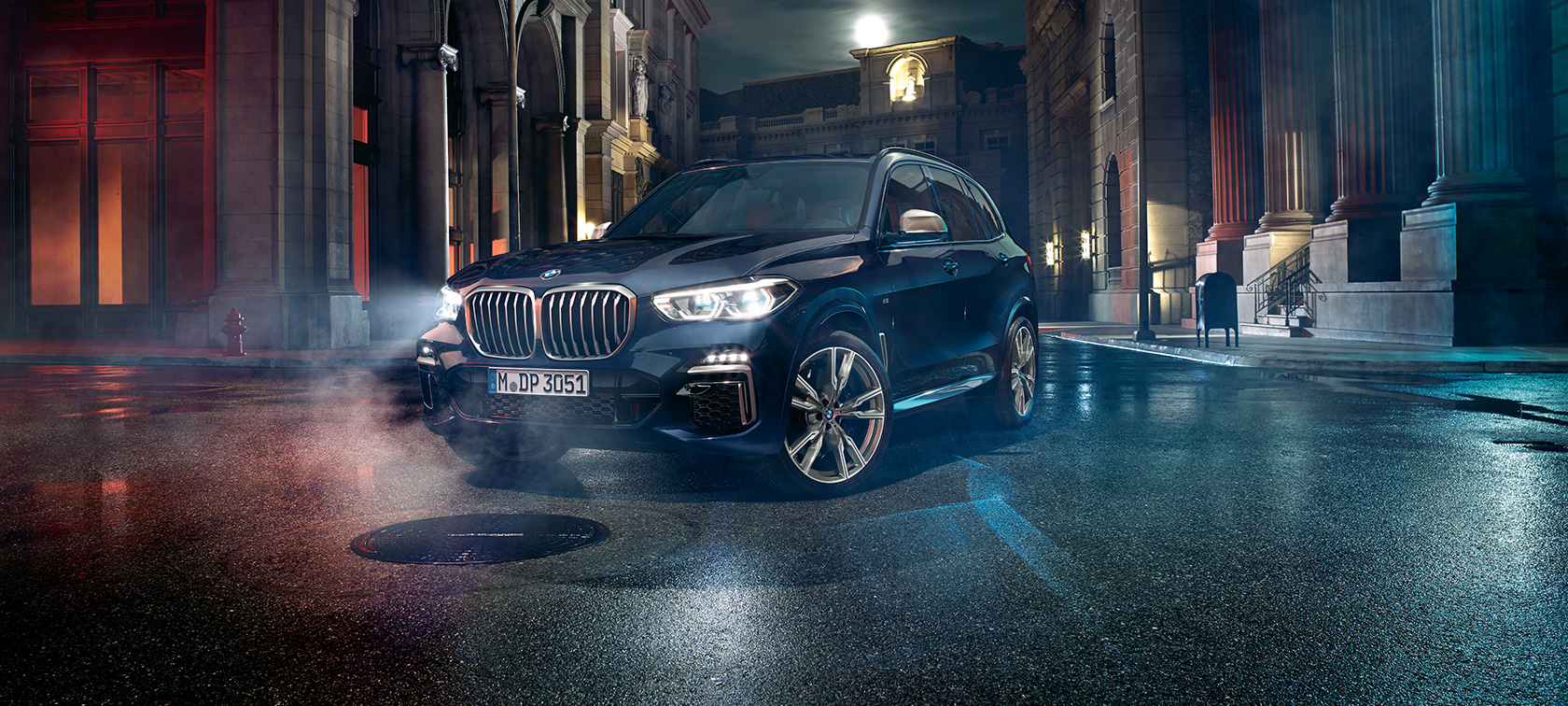 BMW X5 M50i og M50d, set forfra let drejet BMW X5 M50i og M50d G05 Carbon Black Metallic, set forfra let drejet.