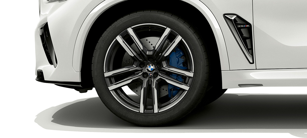 21" M letmetalfælge Bicolor Orbit Grey BMW X5 M 21" M letmetalfælge Bicolor Orbit Grey BMW X5 M Mineral White F95 nærbillede