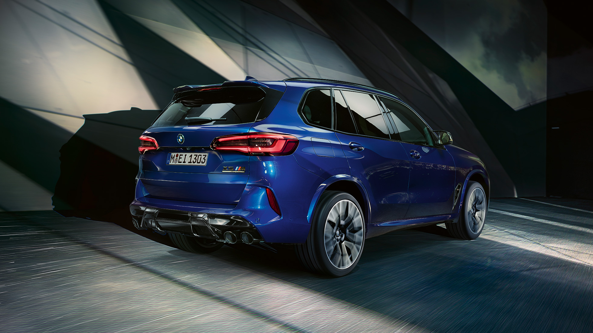 BMW X5 M Competition med M xDrive BMW X5 M Competition med M xDrive F95 2020 Marina Bay Blue Metallic set bagfra let drejet