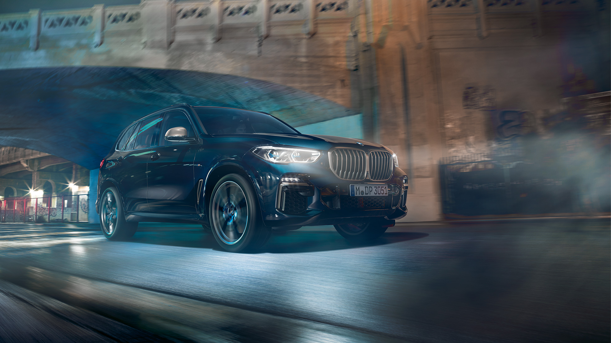BMW X5 M50i med 8-cylindret M TwinPower Turbo-benzinmotor BMW X5 M50i med 8-cylindret M TwinPower Turbo-benzinmotor G05 Carbon Black Metallic set fra siden let drejet