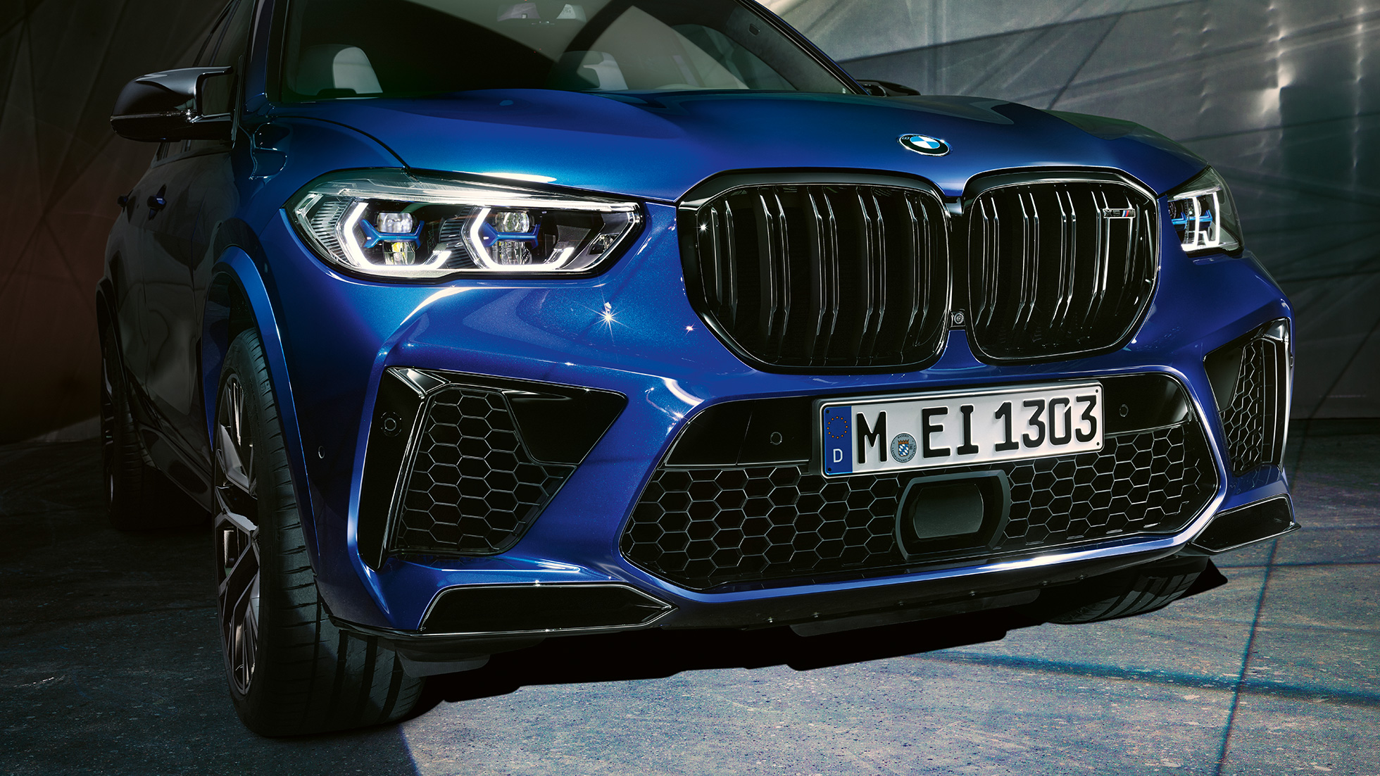 M dobbeltnyre BMW X5 M Competition M dobbeltnyre BMW X5 M Competition F95 Marina Bay Blue Metallic nærbillede af forende