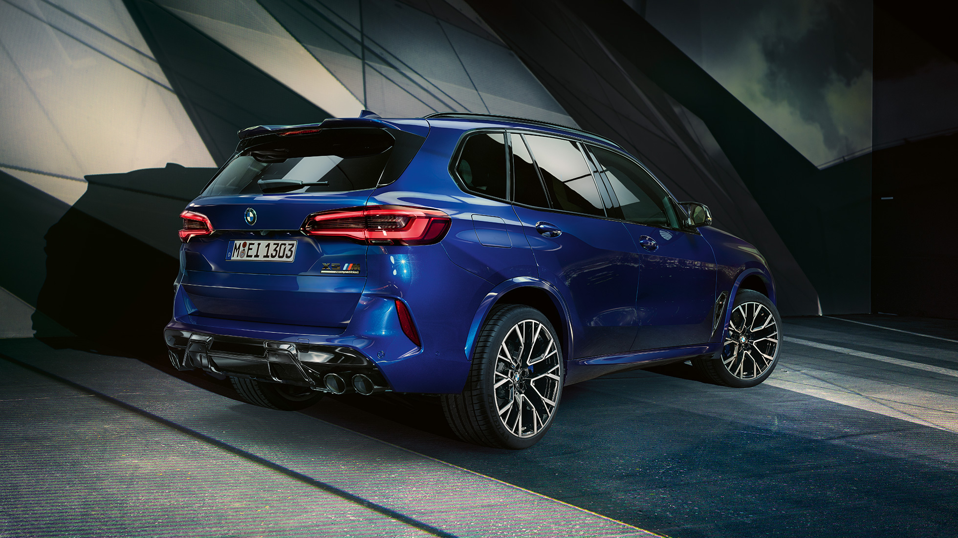 BMW X5 M Competition set bagfra let drejet BMW X5 M Competition med M sportsudstødning F95 Marina Bay Blue Metallic set bagfra let drejet