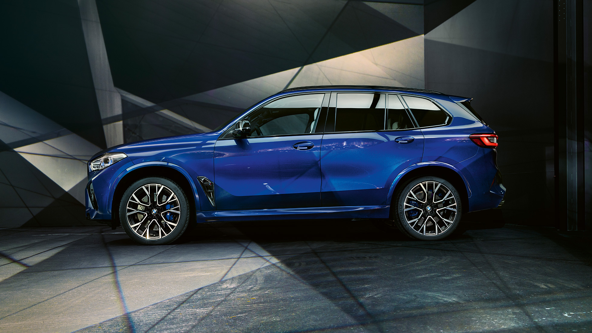 BMW X5 M Competition set fra siden BMW X5 M Competition med M letmetalfælge F95 Marina Bay Blue Metallic set fra siden