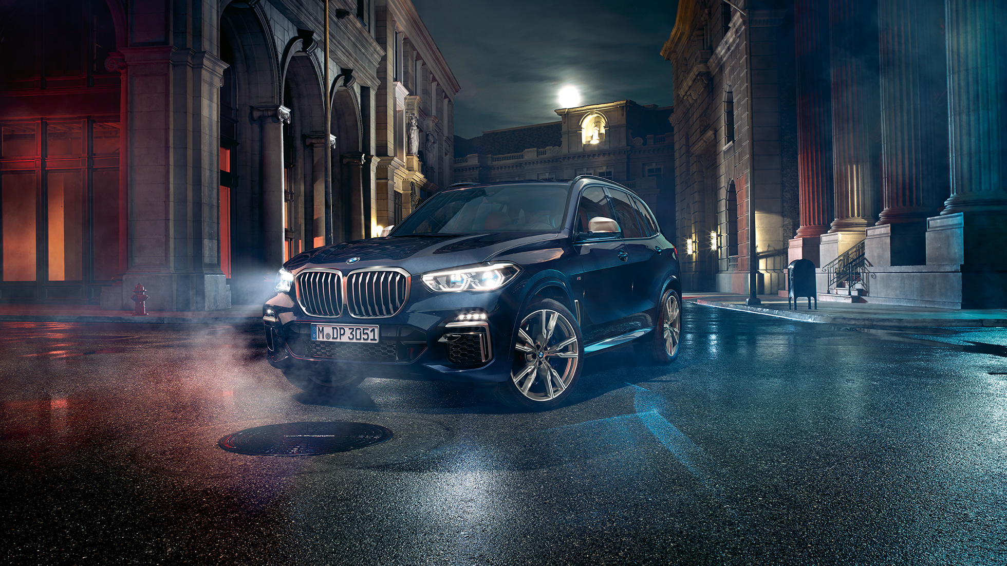 Forlygte BMW X5 M50i og M50d Forlygte med X-laserlys BMW X5 M50i og M50d G05 Carbon Black Metallic set forfra let drejet.