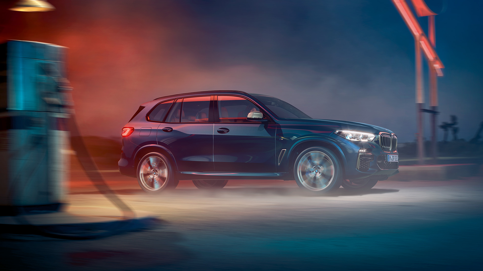 BMW X5 M50i og M50d set fra siden BMW X5 M50i og M50d G05 med M letmetalfælge Carbon Black Metallic set fra siden