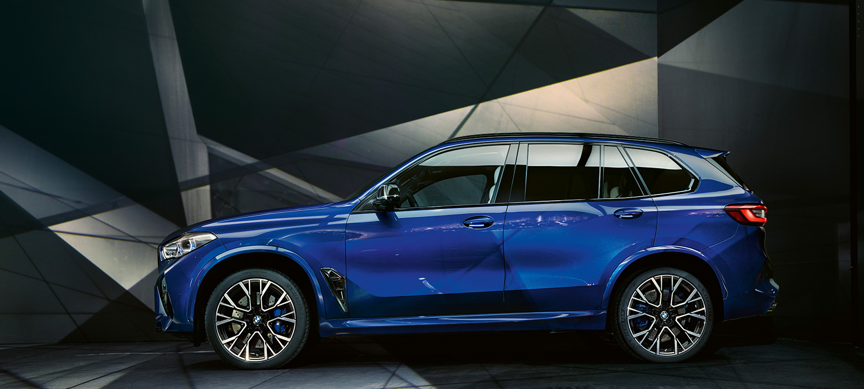 BMW X5 M Competition set fra siden BMW X5 M Competition Marina Bay Blue Metallic F95, set fra siden