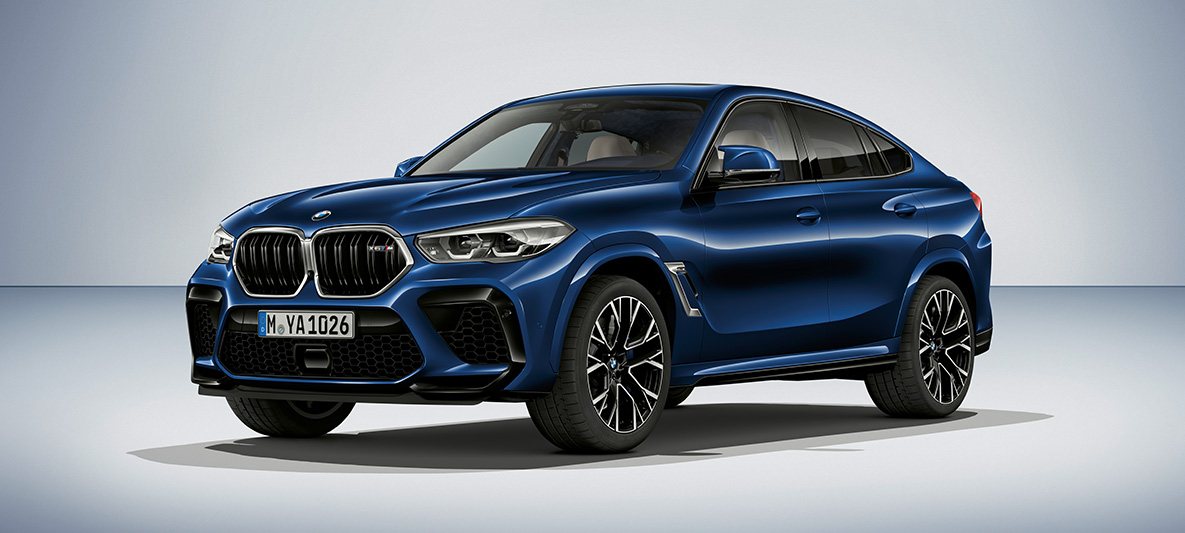 BMW X6 M i BMW Individual Tansanit Blue Metallic BMW X6 M F96 2020 BMW Individual Tansanit Blue Metallic set fra siden let drejet