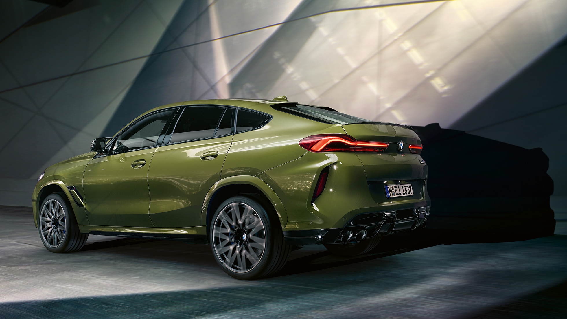 BMW X6 M Competition med M xDrive BMW X6 M Competition med M xDrive F96 2020 BMW Individual speciallakering Urban Green set bagfra let drejet
