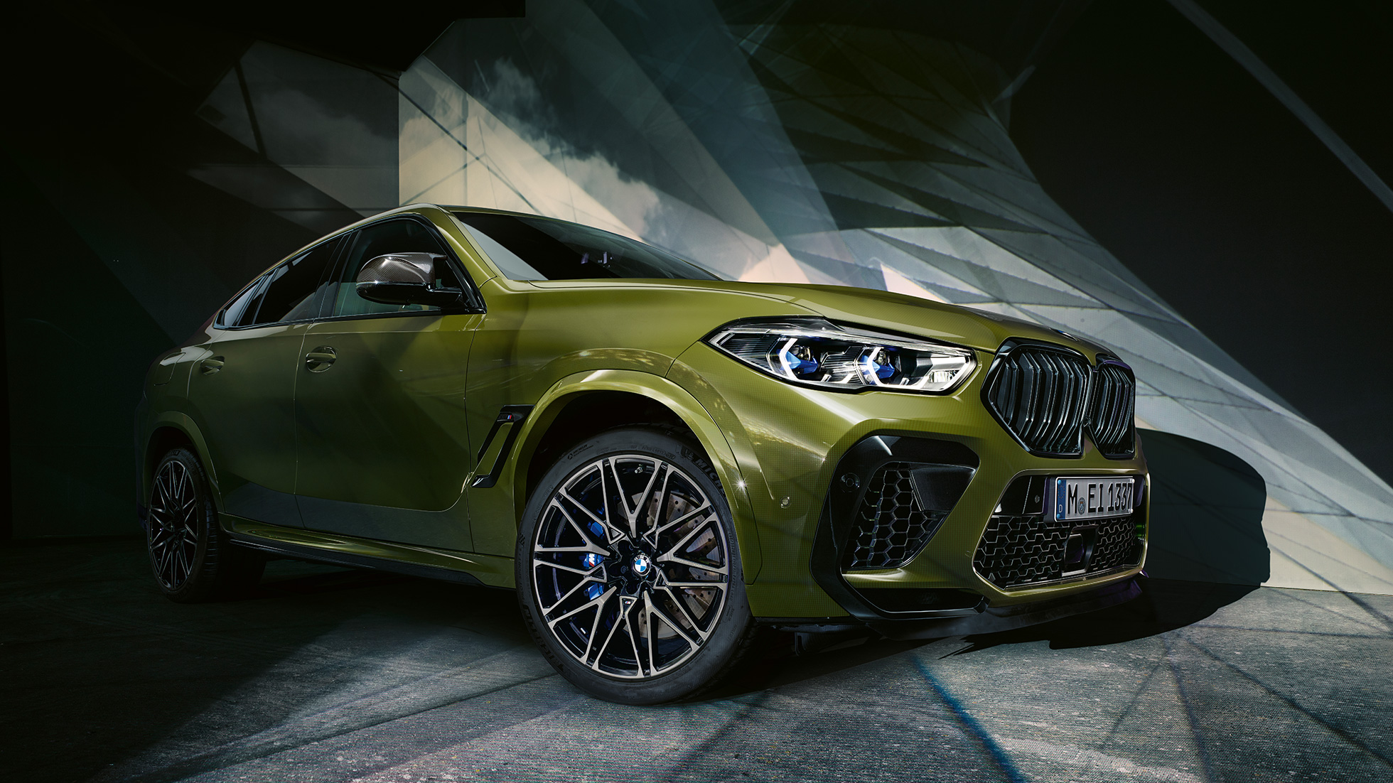 Udvendigt design BMW X6 M Competition Udvendigt design BMW X6 M Competition F96 2020 BMW Individual speciallakering Urban Green set forfra let drejet