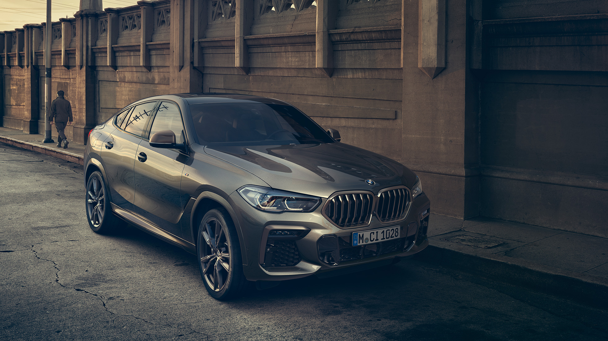 BMW X6 M50i med 8-cylindret M TwinPower Turbo-benzinmotor BMW X6 M50i med 8-cylindret M TwinPower Turbo-benzinmotor G06 Manhattan Metallic set fra siden let drejet