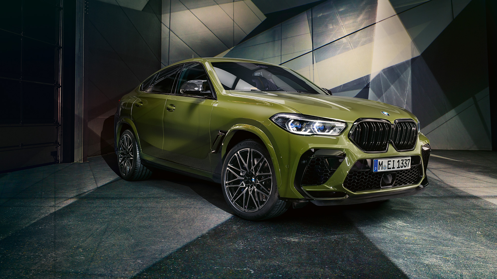 M dobbeltnyre BMW X6 M Competition M dobbeltnyre BMW X6 M Competition F96 BMW Individual speciallakering Urban Green set forfra let drejet