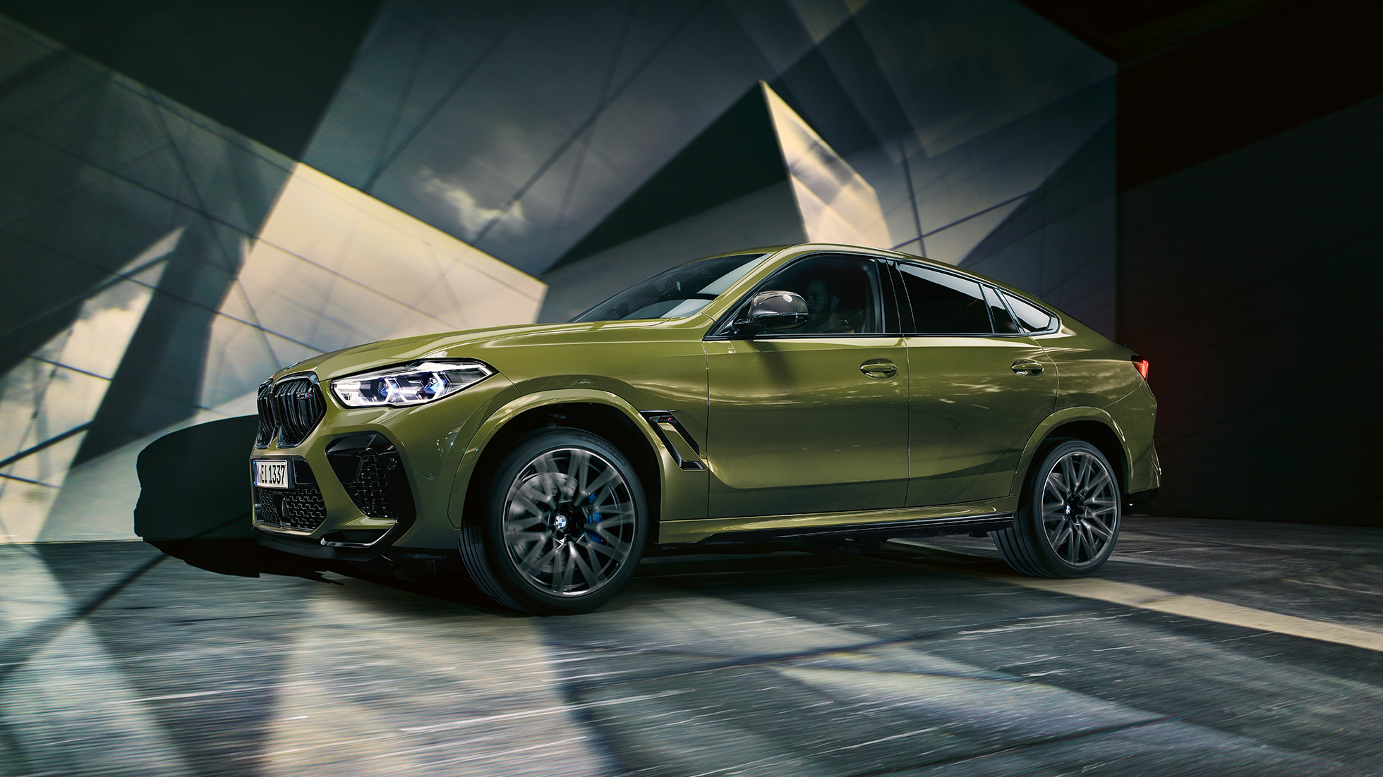 BMW X6 M Competition set fra siden BMW X6 M Competition med M letmetalfælge F96 BMW Individual speciallakering Urban Green set fra siden