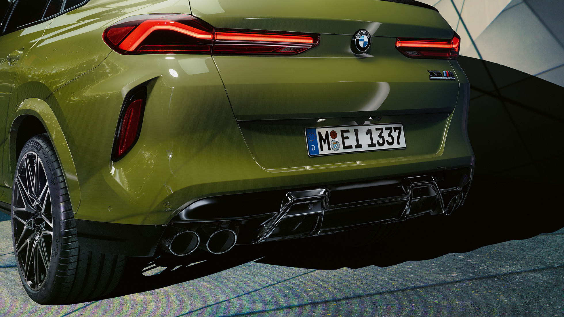BMW X6 M Competition set bagfra let drejet BMW X6 M Competition med M sportsudstødning F96 BMW Individual speciallakering Urban Green set bagfra let drejet