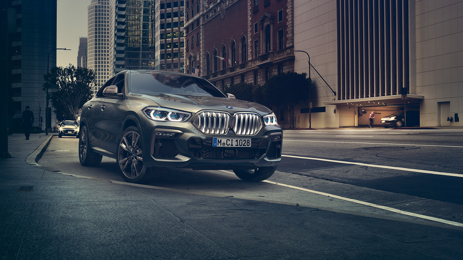 BMW X6 M50i stående BMW X6 M50i set forfra let drejet stående foran et urbant miljø