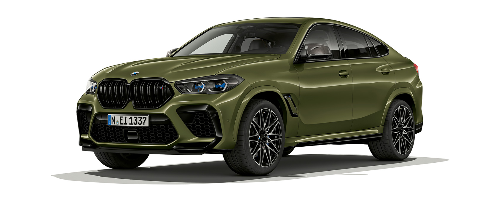 BMW X6 M Competition set fra siden let drejet F96 BMW X6 M Competition F96 2020 SUV BMW Individual speciallakering Urban Green set fra siden let drejet