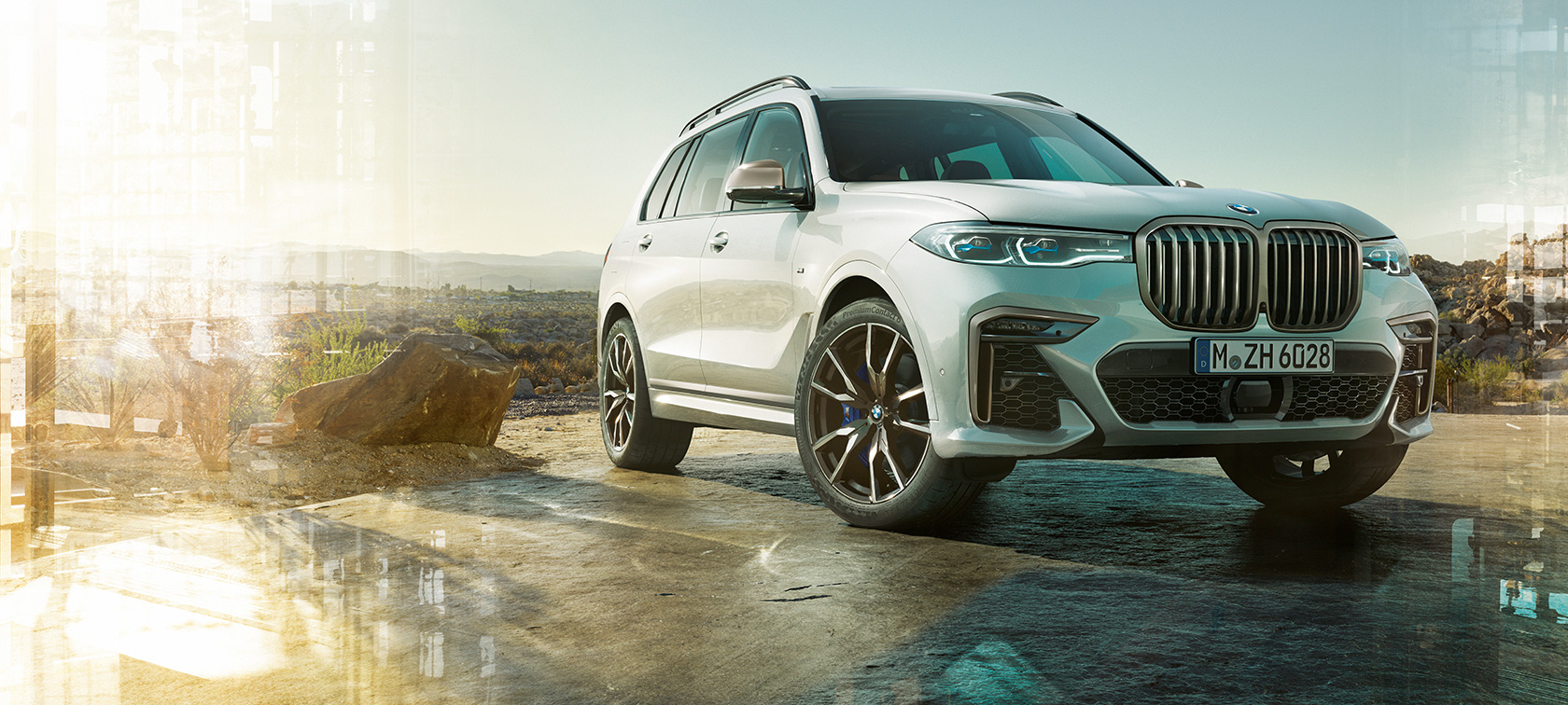 BMW X7 M model, set forfra let drejet fra venstre BMW X7 M model i mineral white, G07, stående, set forfra let drejet fra venstre