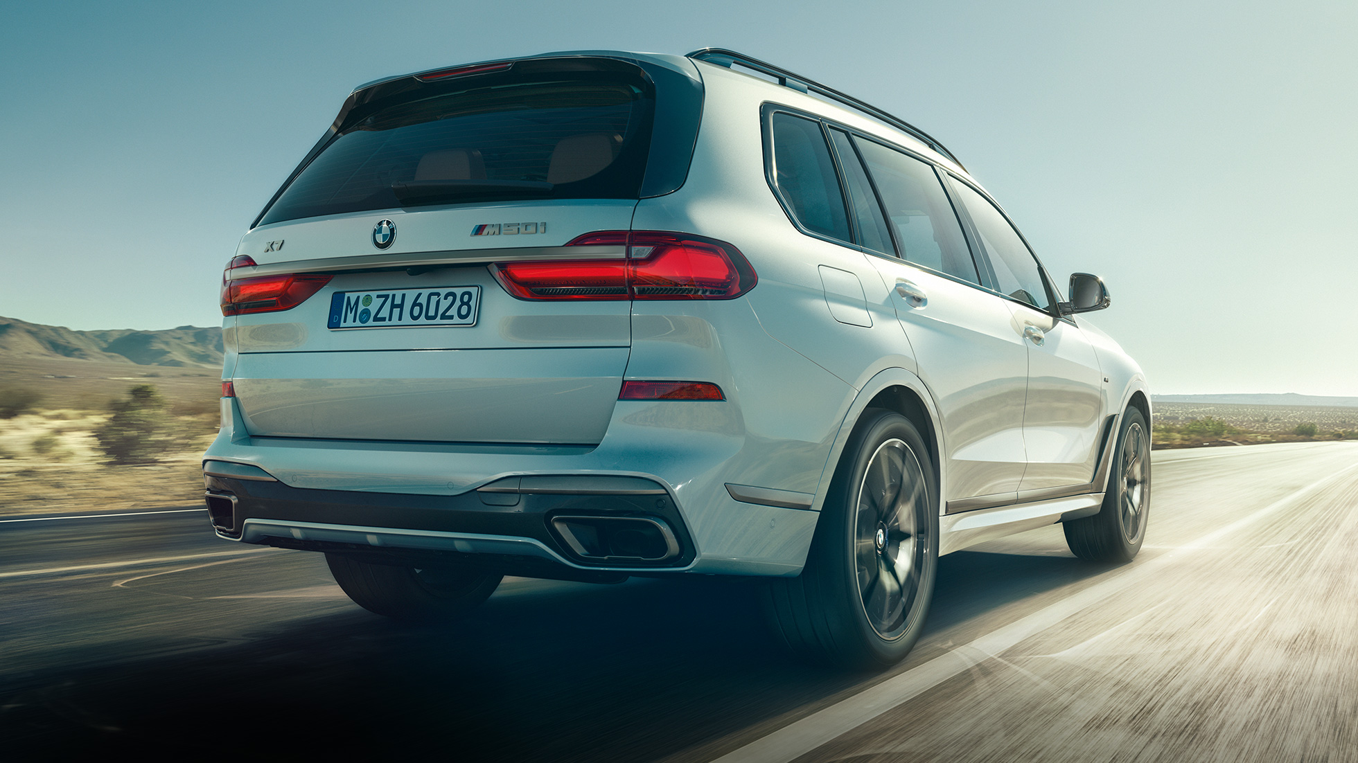 BMW X7 M50i, set bagfra BMW X7 M50i i Mineral White, kørende, set bagfra, G07, 2019