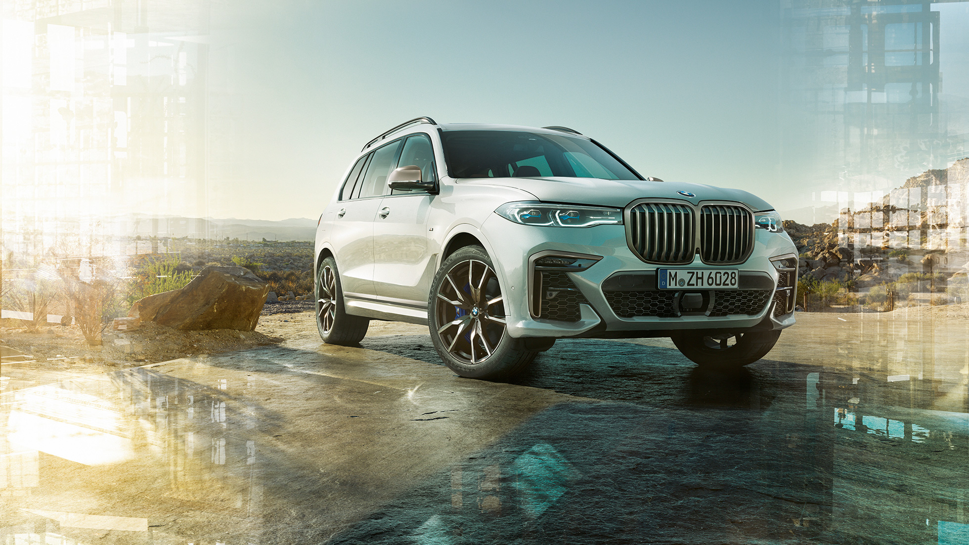 BMW X7 M model, set forfra let drejet BMW X7 M model i Mineral White, stående, set forfra let drejet, G07, 2019