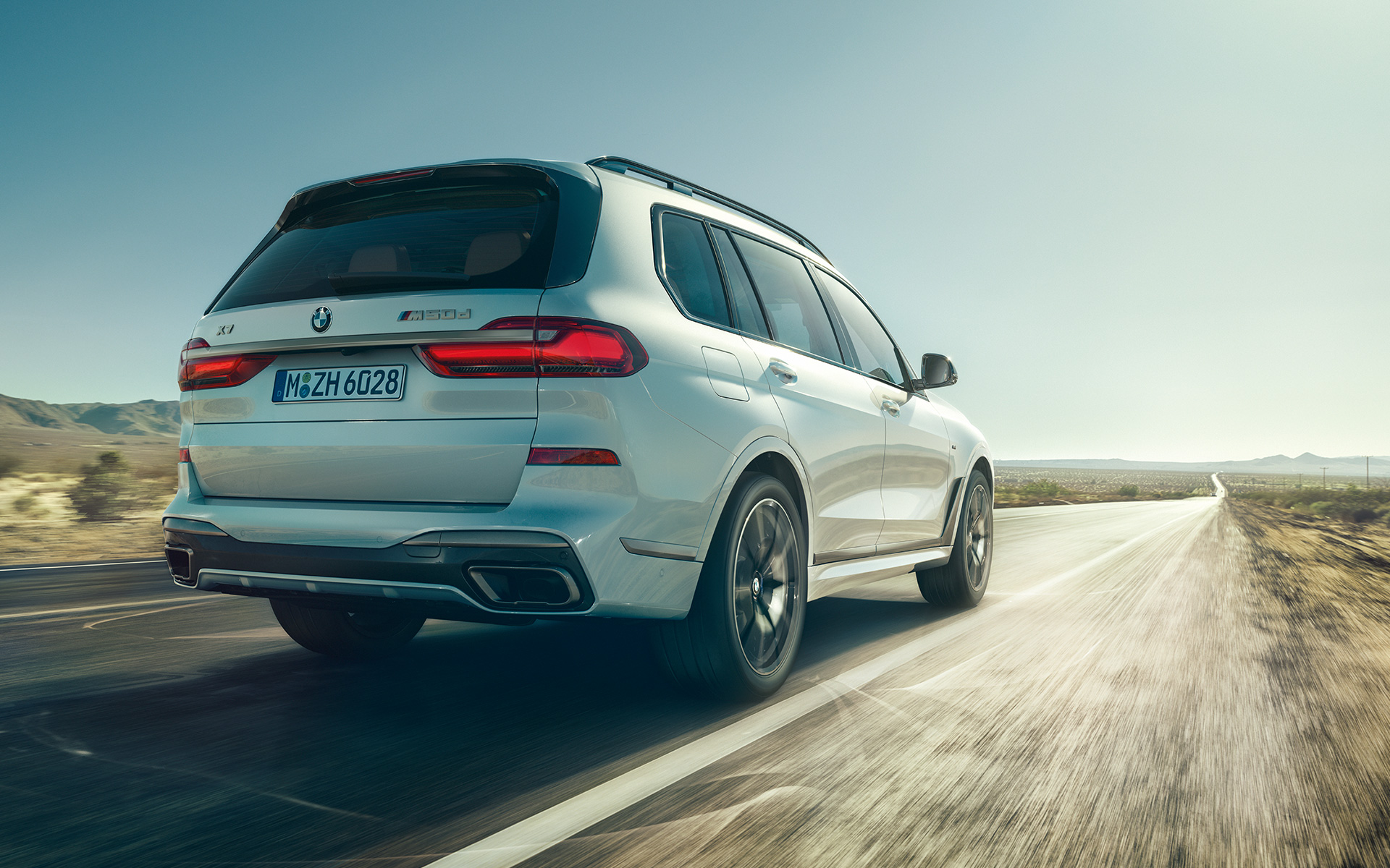 BMW X7 M50d G07 2019 Mineral White set bagfra kørende BMW X7 M50d G07 2019 Mineral White set bagfra kørende