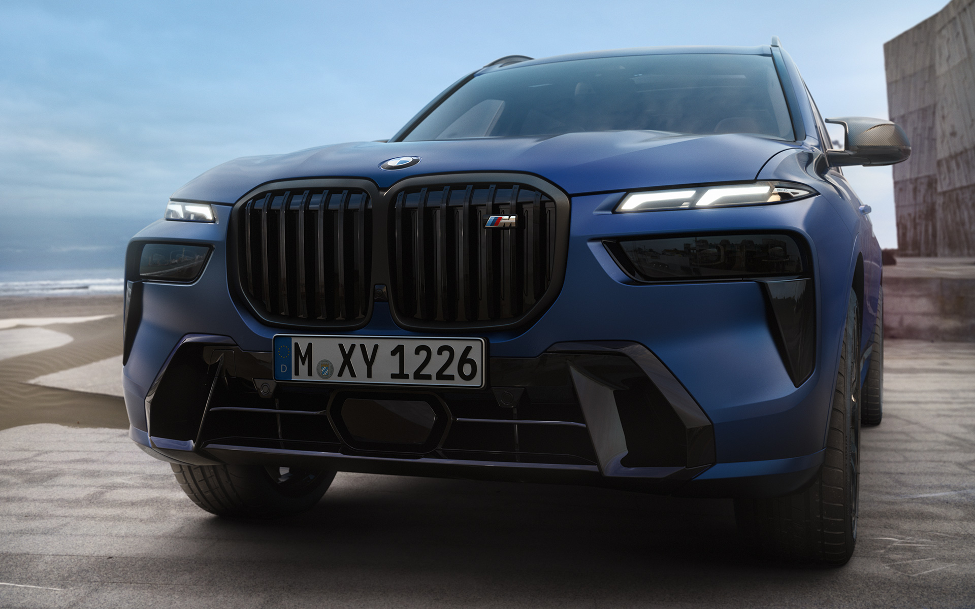 Front BMW X7 M60i xDrive G07 LCI Frozen Marina Bay Blue stående nærbillede Front BMW X7 M60i xDrive G07 LCI Frozen Marina Bay Blue stående nærbillede