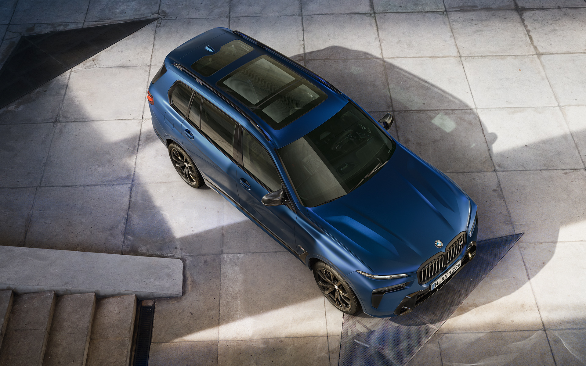 BMW X7 M60i xDrive G07 LCI Frozen Marina Bay Blue stående fugleperspektiv BMW X7 M60i xDrive G07 LCI Frozen Marina Bay Blue stående fugleperspektiv