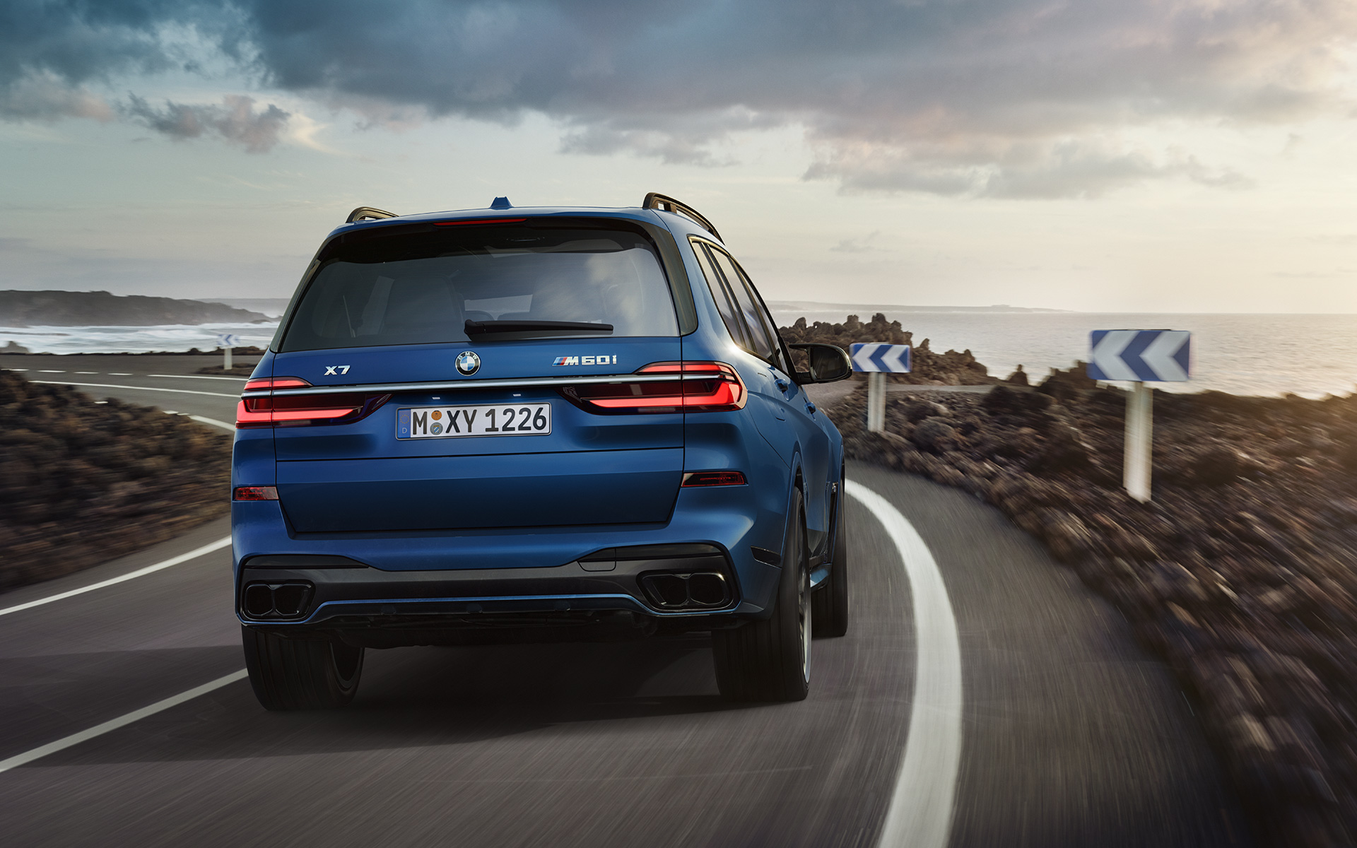 BMW X7 M60i xDrive G07 LCI Frozen Marina Bay Blue set bagfra kørende BMW X7 M60i xDrive G07 LCI Frozen Marina Bay Blue set bagfra kørende