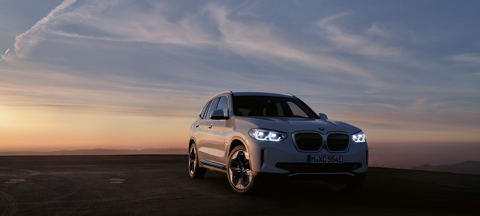 BMW iX3 G08 2020 set forfra let drejet BMW iX3 G08 2020 set forfra let drejet parkeret i aftenstemning
