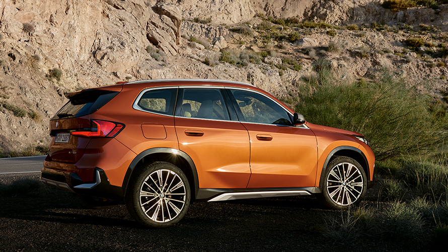 BMW X1 U11 tredje generation set forfra let drejet på vejen BMW X BMW X1 U11 tredje generation set forfra let drejet på vejen