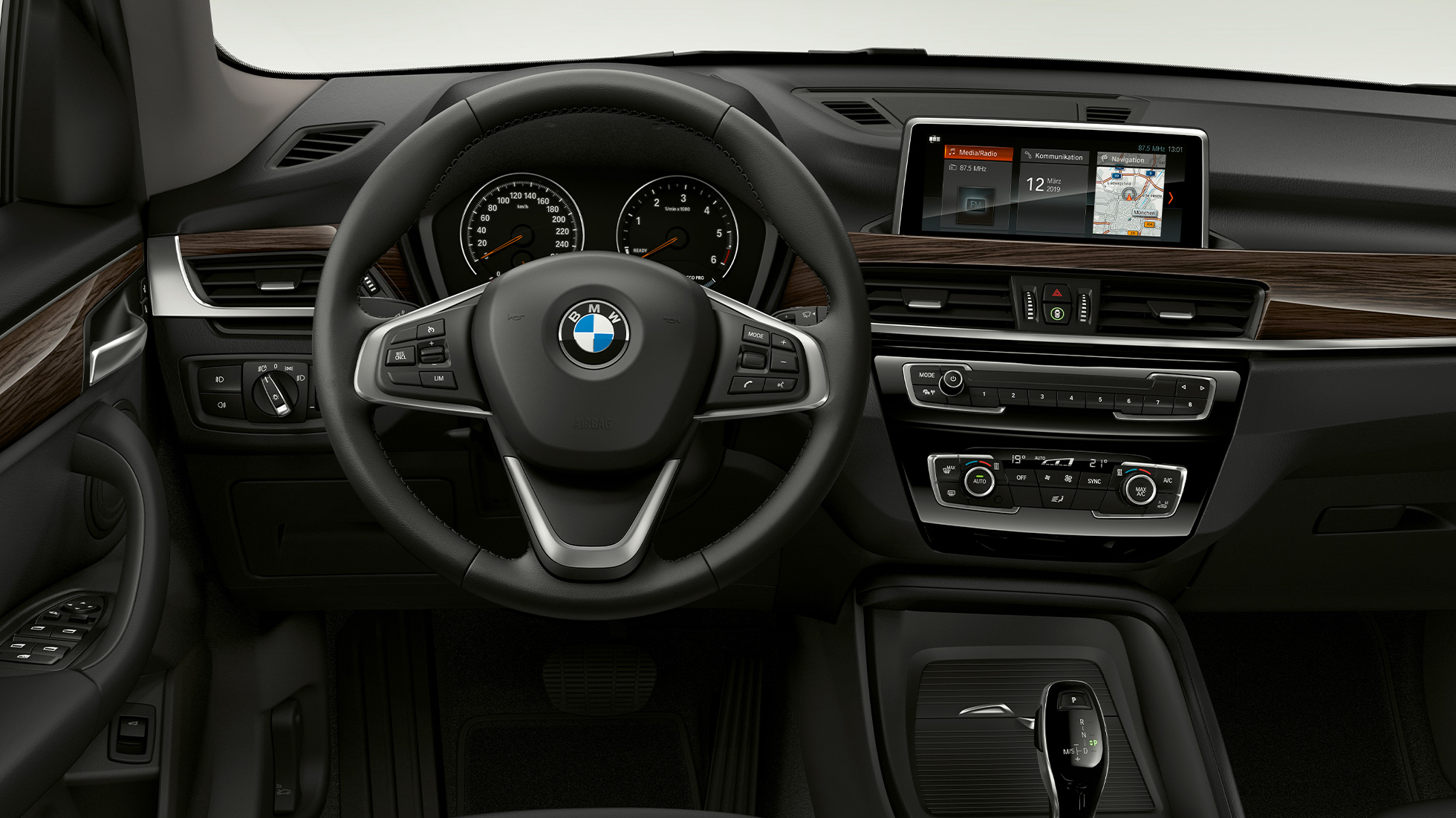 BMW X1, model Advantage, interiør BMW X1, model Advantage, interiør med fokus på cockpittet